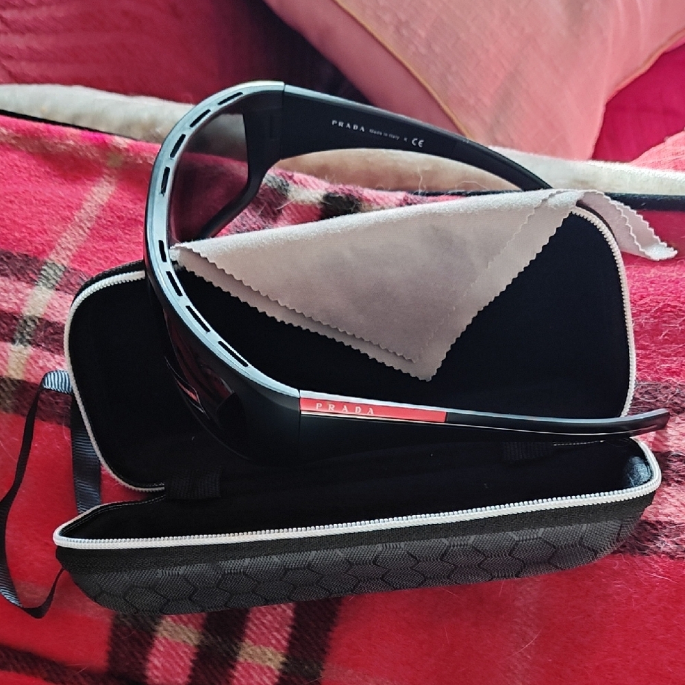 Prada Unisex Sunglasses Nwt. Make me an offer.I Don't have the original case. - Picture 3 of 5